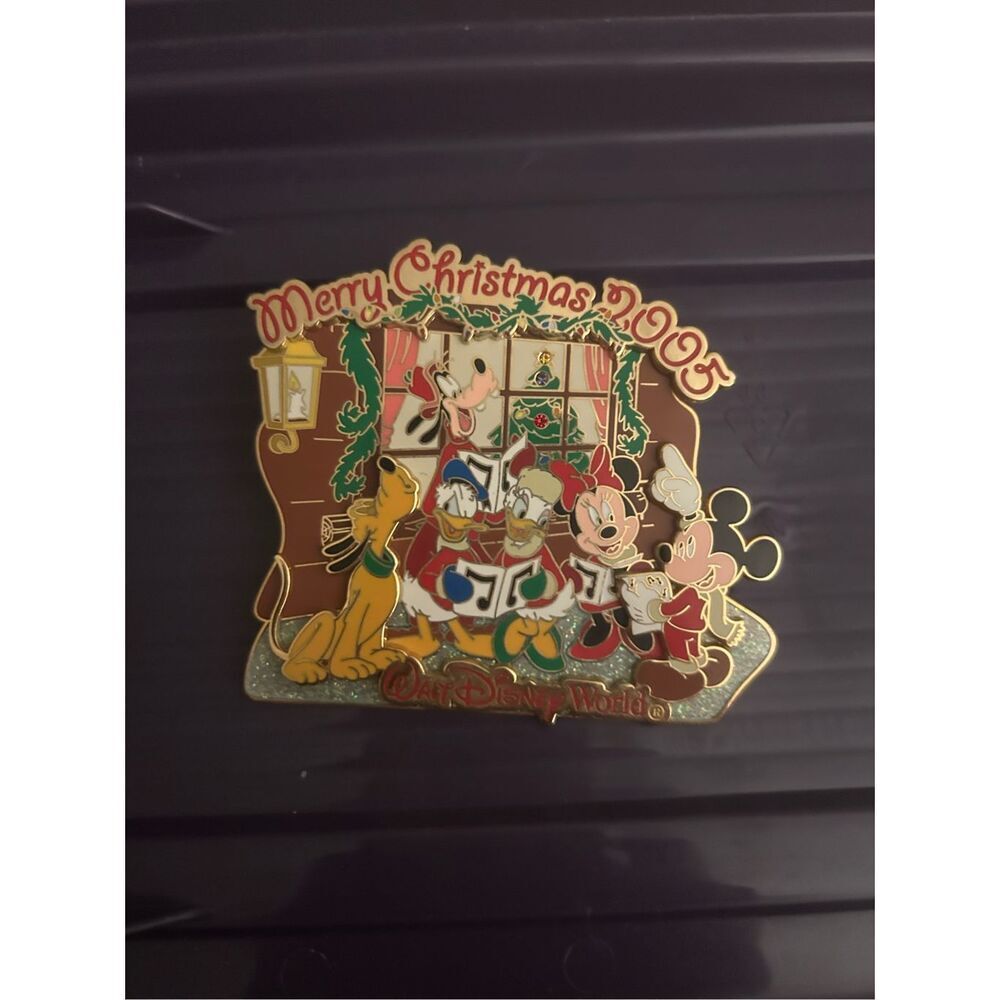 Walt Disney Merry Christmas 2005 Jumbo Mickey & Friends Caroling Pin Limited Edi